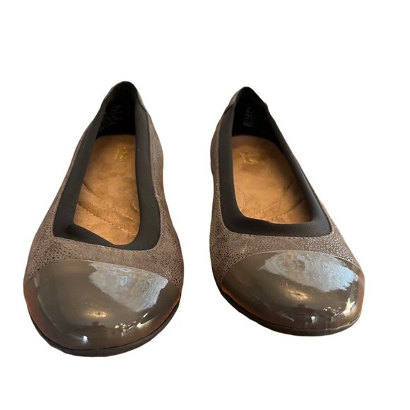Clarks Womens Shoes 7 Gray Neenah Garden Ballet Flats Patent Toe Cap - Picture 2 of 5